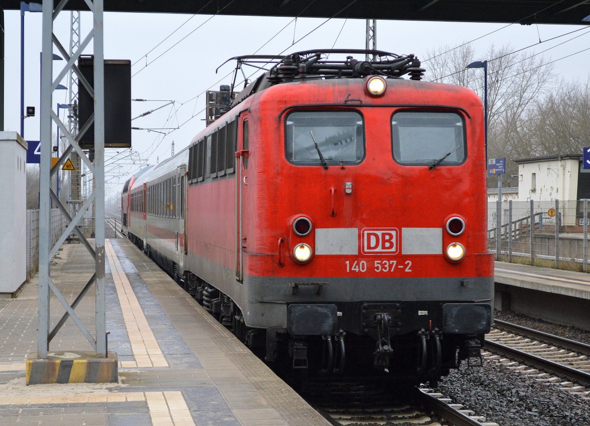 PbZ mit 140 537-2 und einem IC-, DB-Nachr und DB-Regio-Doppelstocksteuerwagen am Haken am 12.03.15 Berlin-Hohenschönhausen.
