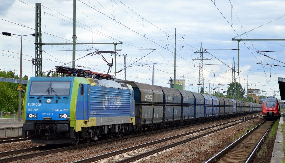 PKP Cargo mit 189-205/EU45-205 und Ganzzug Schüttgutwagen Durchfahrt Bhf. Flughafen Berlin-Schönefeld, 26.05.15 