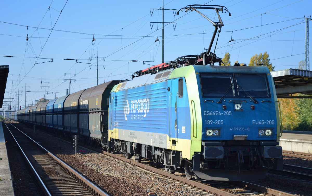 PKP Cargo mit EU45-205/189-205 und Ganzzug Schüttgutwagen am 12.10.15 Bhf. Flughafen Berlin-Schönefeld.