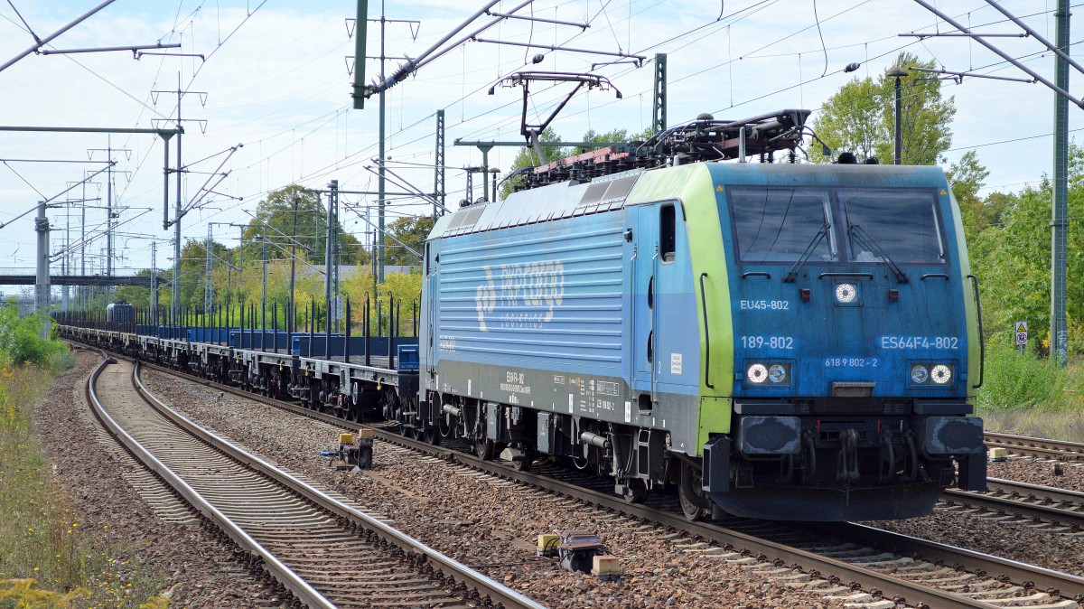 PKP Cargo mit EU45-802/189-802 und Ganzzug Drehgestell-Flachwagen (leer) am 17.09.15 Bhf. Flughafen Berlin-Schönefeld.