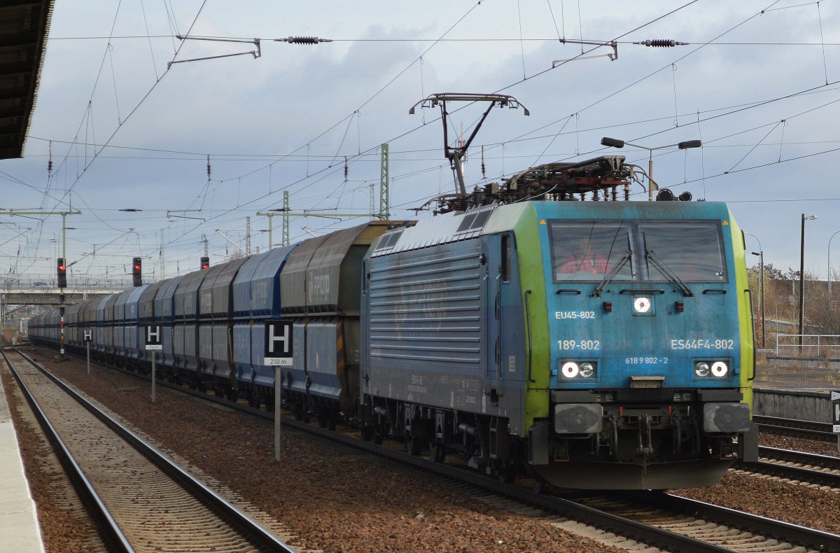 PKP Cargo mit EU45-802/189-802 mit Schüttgutwagenzug am 01.12.15 Bhf. Flughafen Berlin-Schönefeld.