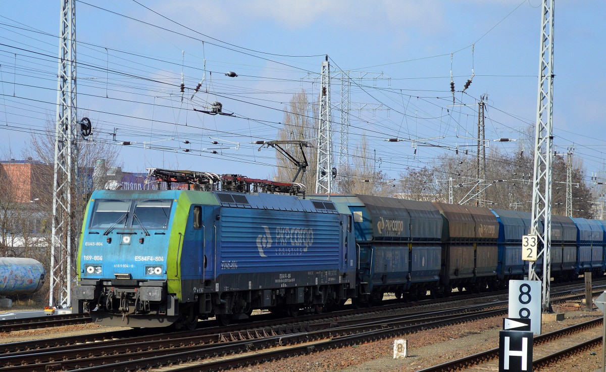 PKP Cargo mit EU45-804/189-804 und Ganzzug Schüttgutwagen am 17.02.16 Berlin-Springpfuhl. 
