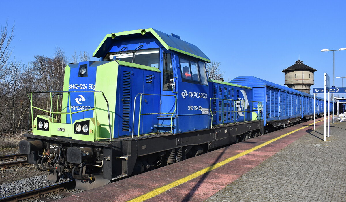 PKP CARGO S.A. mit ihrer  SM42-1224 6Dg  (NVR: 92 51 3 620 ???-? PL-PKPC) beim Rangieren von Schiebewandwagen am 18.03.26 im Bahnhof Kostrzyn nad Odrą (oben).