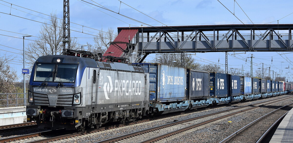 PKP CARGO S.A., Warszawa [PL] mit ihrer Vectron  EU46-515  [NVR-Nummer: 91 51 5370 027-2 PL-PKPC] und einem KLV-Zug am 10.04.25 Höhe Bahnhof Saarmund.