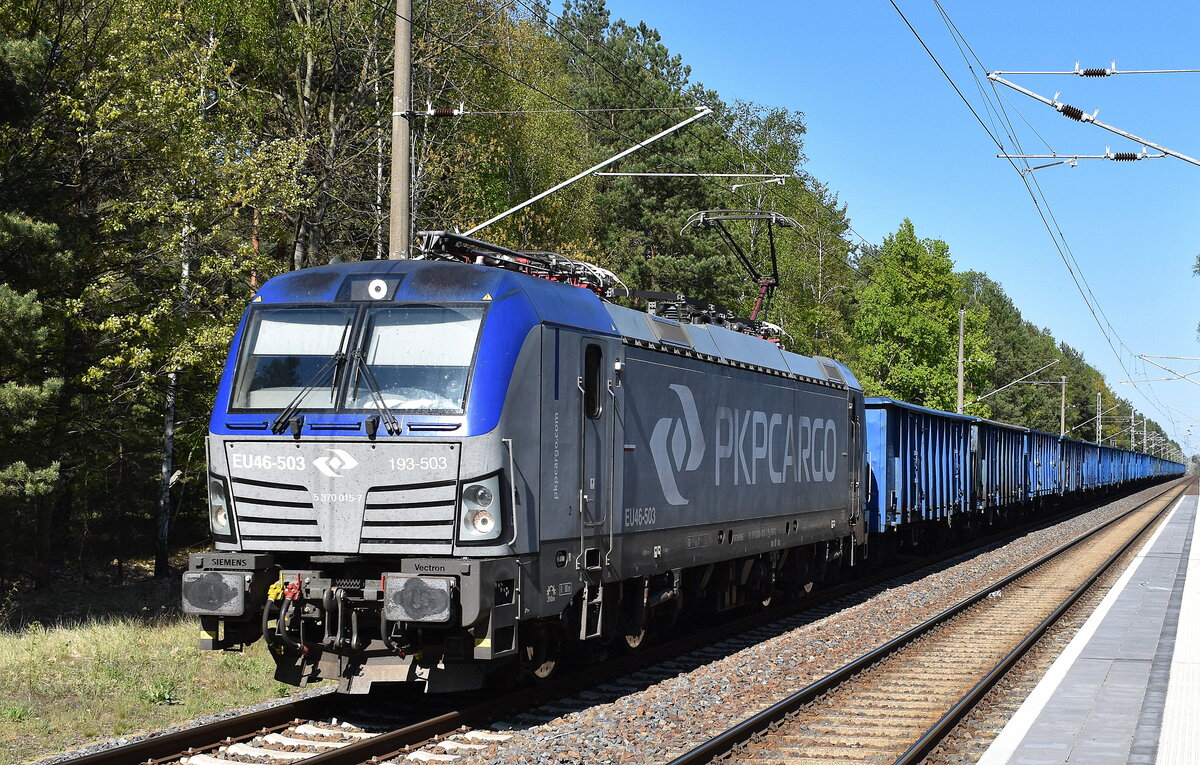 PKP CARGO S.A., Warszawa [PL] mit ihrer Vectron  EU46-503  [NVR-Nummer: 91 51 5370 015-7 PL-PKPC] und einem Ganzzug Hochborwagen am 28.04.25 Höhe Bahnhof Jänschwalde Ost.