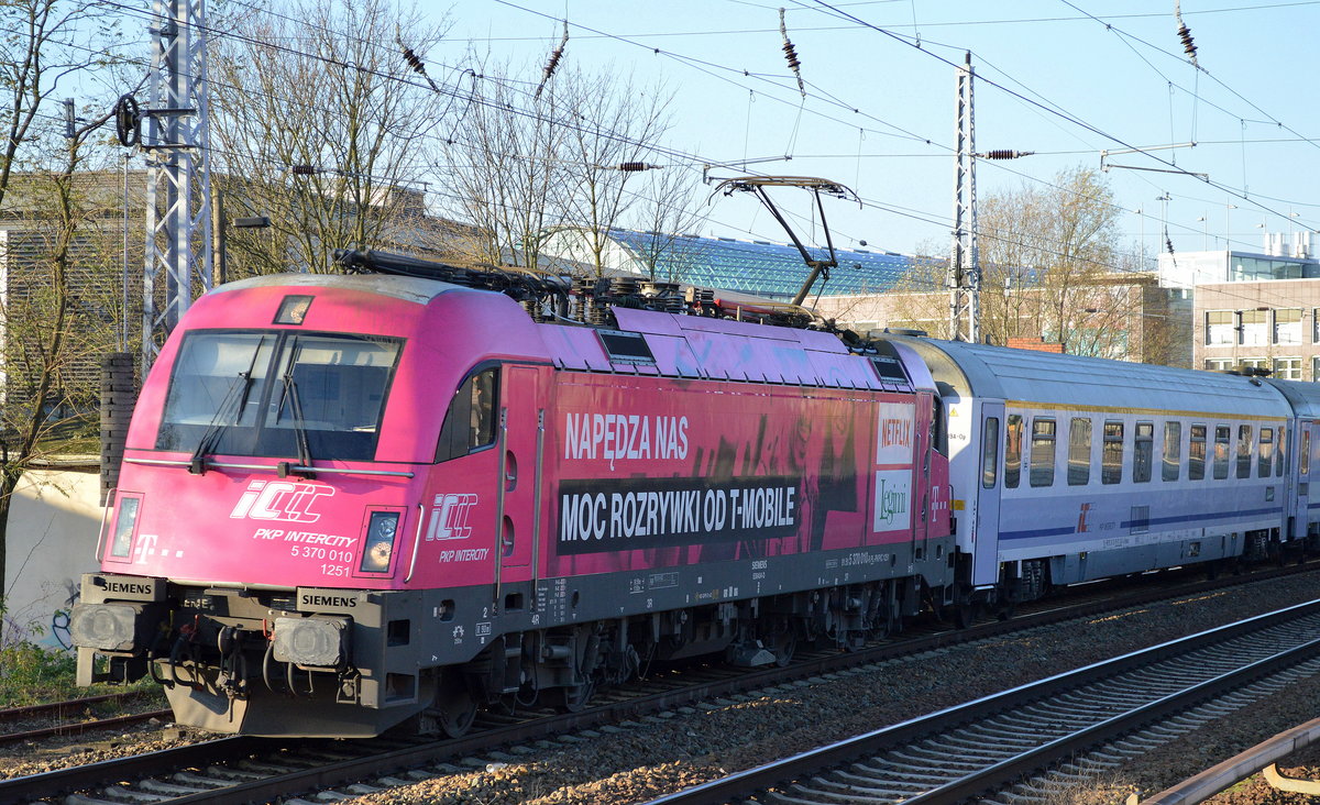 PKP Intercity mit dem HUSARZ mit neuer TELKOM Werbung 5 370 010 und EC Richtung Warschau am 29.11.17 Berlin-Köpenick. 