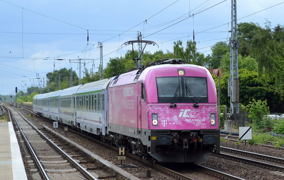 PKPIC mit Husarz 5 370 006 und EC Richtung Berlin Ostbhf. am 19.06.15 Berlin-Hirschgarten.