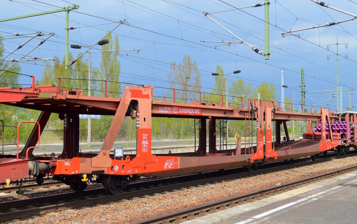 PKW Gelenk-Transportwagen der DB SCHENKER ATG mit der Nr. 25 RIV 80 D-ATG 4293 756-9 Laes 559 am 26.04.15 Bhf. Flughafen Berlin-Schönefeld.