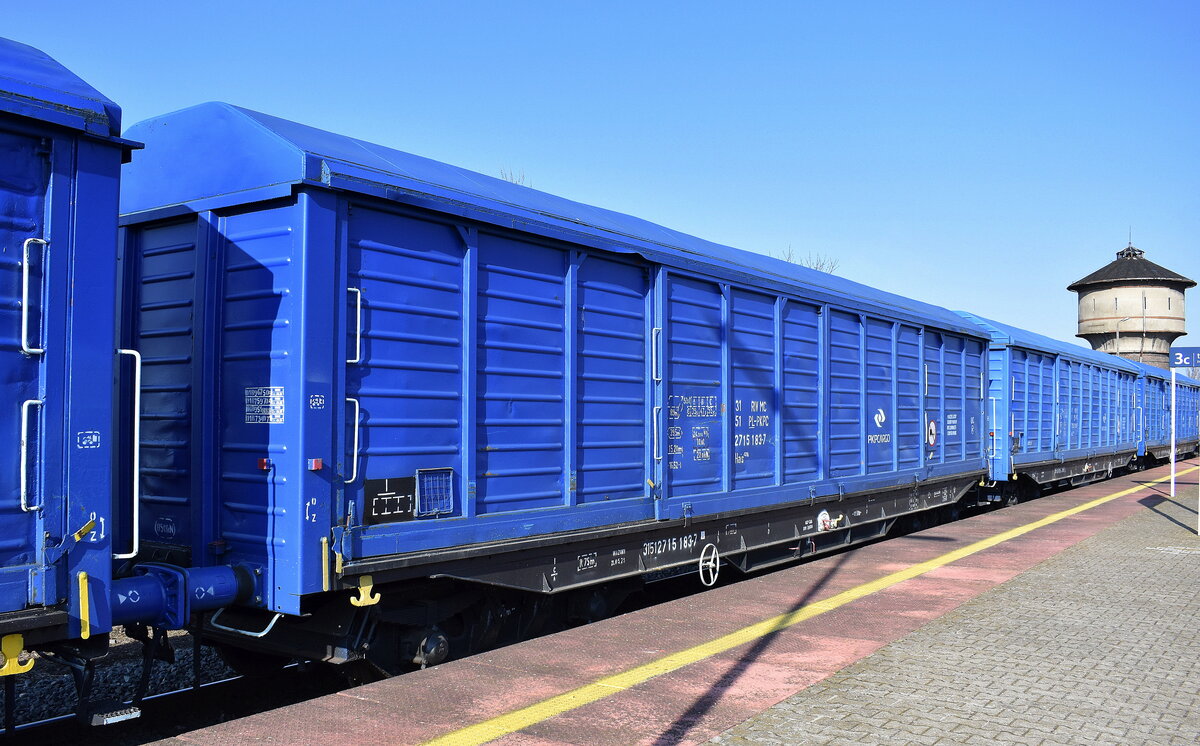 Polnische Schiebewandwagen der PKP Cargo, im Bild der Wagen mit der Nr. 31 RIV MC 51 PL-PKPC 2715 183-7 Hais 412Ks in einem Ganzzug im Bahnhof Kostrzyn nad Odrą (oben).