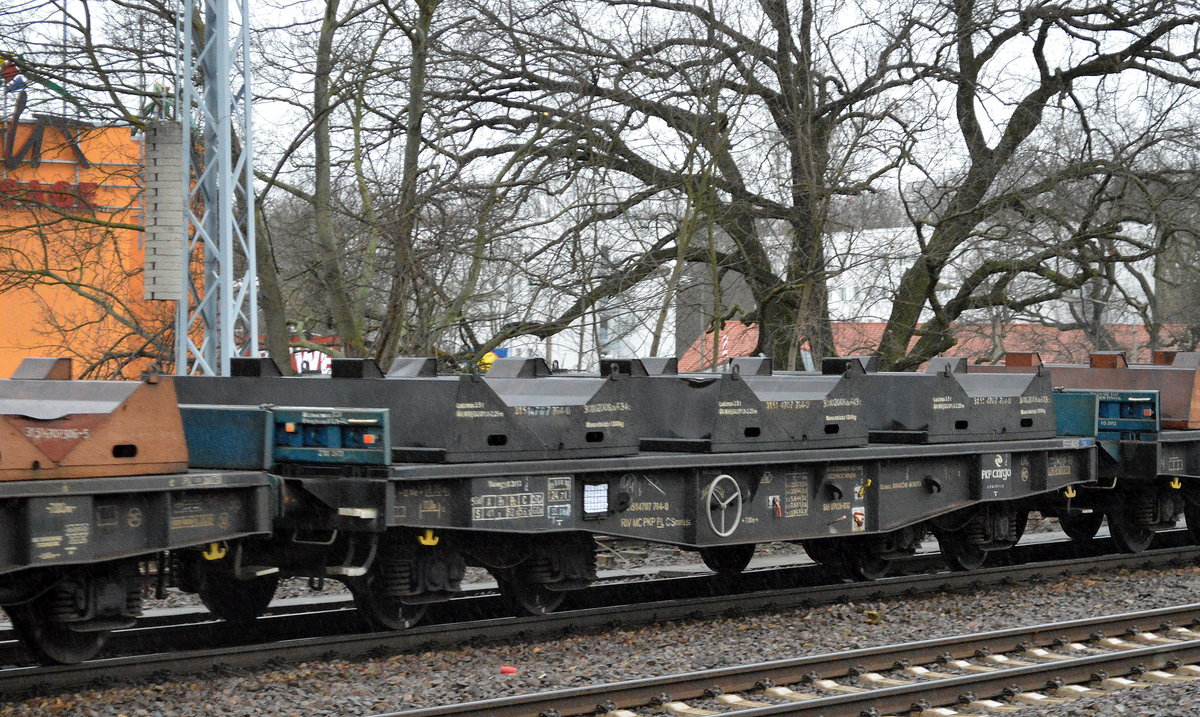 Polnischer Drehgestell-Flachwagen mit Lademulden für Coils der PKP Cargo mit der Nr. 31 RIV MC 51 PL-PKPC 4707 764-0 Smms am 22.02.17 Berlin-Grünau.