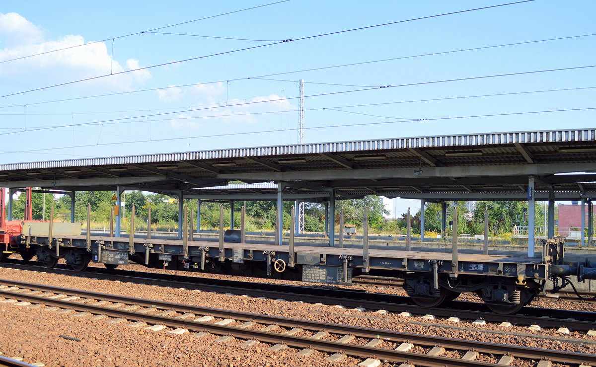 Polnischer Drehgestell-Flachwagen mit Rungen von CTL mit der Nr. 33 RIV 54 PL-CTLL 3922 063-9 Regs 3129 am 13.09.16 Bf. Flughafen Berlin-Schönefeld.