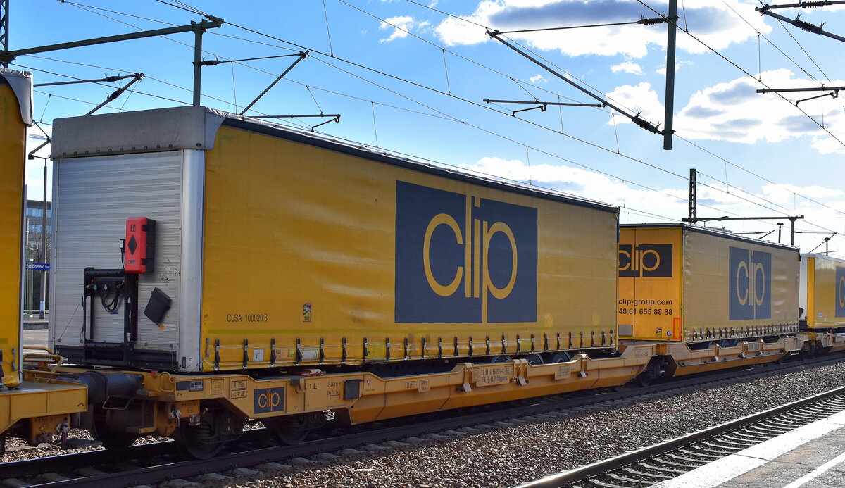 Polnischer Drehgestell-Gelenktaschenwagen vom Einsteller CLIP Intermodal sp. z o.o. mit der Nr. 33 TEN 51 PL-CLIP 4956 031-0 Sdggmrss (GE) beladen mit firmeneigenen Trailern in einem KLV-Zug am 17.03.25 Höhe Bahnhof Schönefeld b. Berlin.