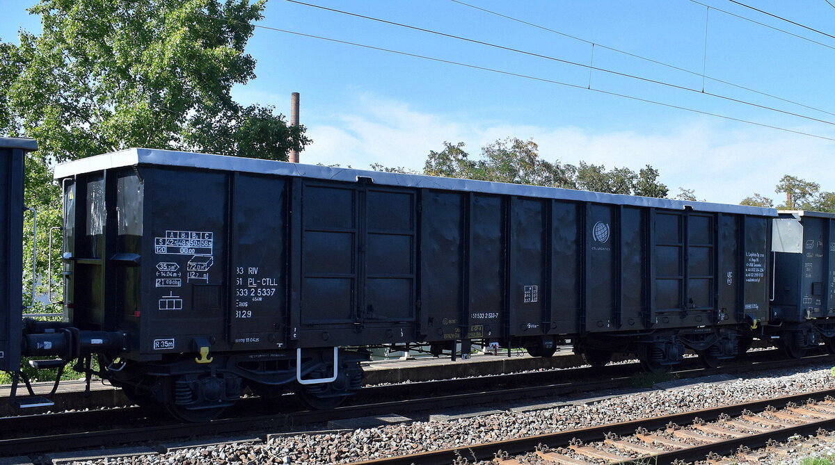 Polnischer Drehgestell-Hochborwagen vom Einsteller CTL Logistics Sp. z o.o. mit der Nr. 33 RIV 51 PL-CTLL 533 2 533-7 Eaus in einem Ganzzug am 11.08.25 Höhe Bahnhof Magdeburg-Neustadt.