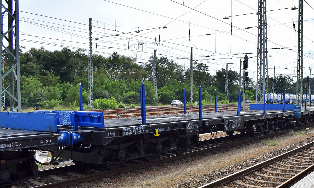Polnischer Drehgestell-Schwerlastflachwagen der PKP Cargo mit der Nr. 31 TIV MC 51 PL-PKPC 4861 028-2 Samms Za in einem Ganzzug am 10.09.25 Höhe Bahnhof Ruhland.
