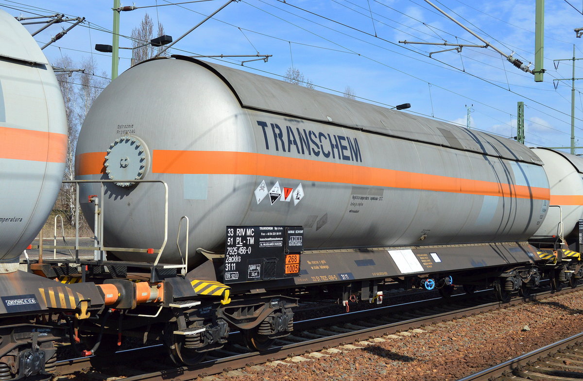Polnischer Gasdruckkesselwagen mit Sonnendach der Fa. TRANSCHEM Sp. z.o.o. mit der Nr. 33 RIV MC 51 PL-TM 7925 456-0 Zackks 3111 (UN-Nr.: 268/1005 = Ammoniak,wasserfrei) am 22.03.17 Bf. Flughafen Berlin-Schönefeld.