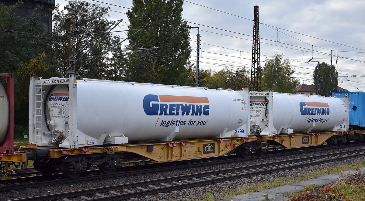 Polnischer Gelenk-Containertragwagen vom Einsteller CLIP Intermodal sp. z o.o. mit der Nr. 37 TEN 51 PL-CLIP 4961 092-5 Sggmrss (GE) in einem KLV-Zug am 15.10.25 Höhe Bahnhof Frankfurt/Oder.