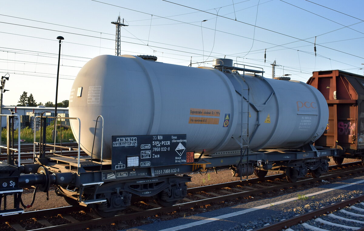 Polnischer Kesselwagen der Fa. PCC Rokita S.A. mit der Nr. 33 RIV 51 PL-PCCR 7868 032-8 Zacs für die Befüllung mit Salzsäure siehe UN-Nr.: 80/1789 in einem gemischten Güterzug am 19.06.25 Höhe Bahnhof Senftenberg.