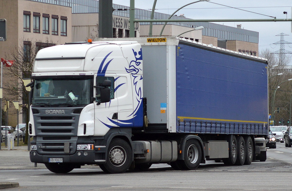 Polnischer Sattelzug mit klassischer SCANIA R 420 Zugmaschine am 07.03.17 Berlin-Marzahn. 