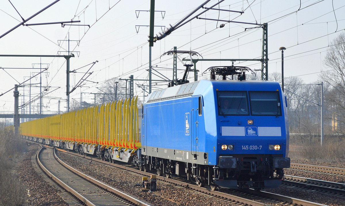PRESS 145 030-7 (145 085-7) mit dem täglichen Rücktransport des Stammholz-Transportzuges leer am 16.02.17 Bf. Flughafen Berlin-Schönefeld. 