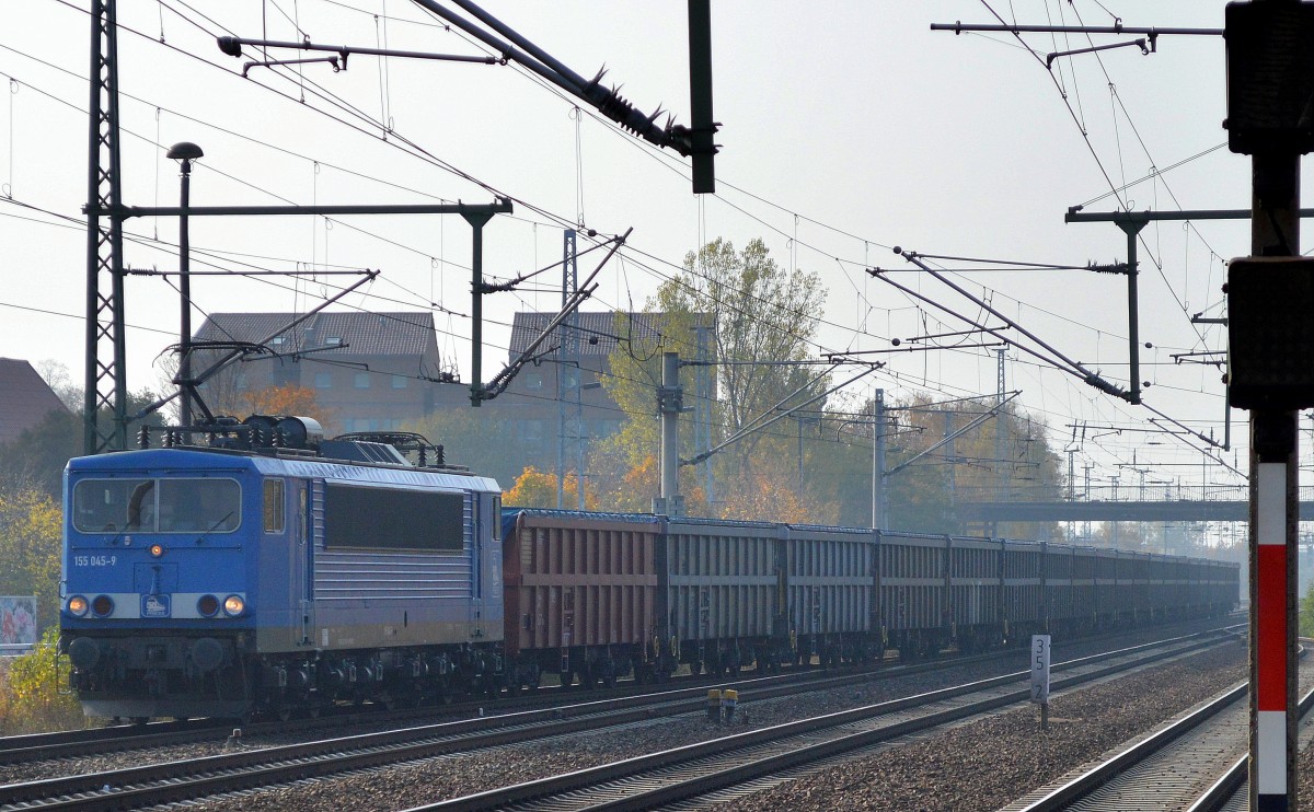 PRESS 155 045-9 mit einem Ganzzug Rolldachwagen am 29.10.15 Durchfahrt Bhf. Flughafen Berlin-Schönefeld.