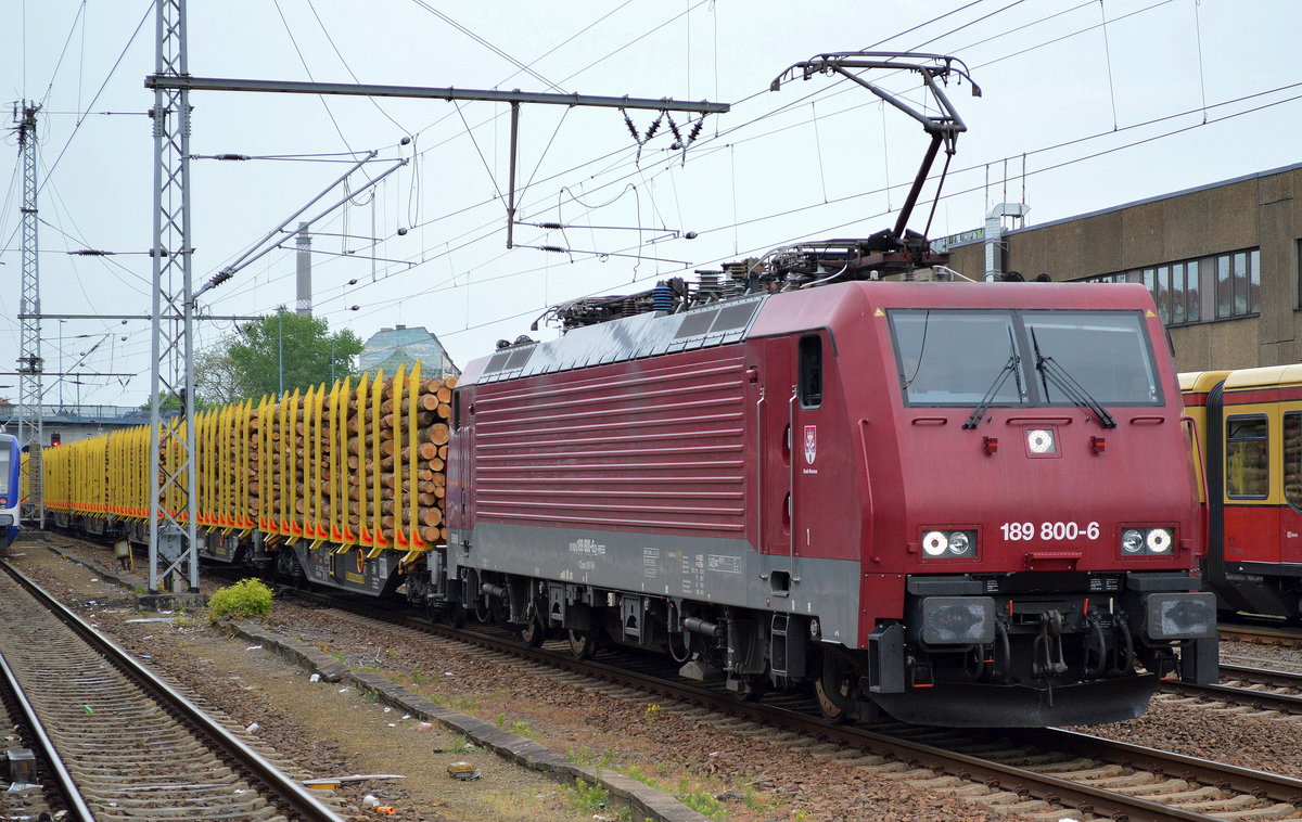 PRESS 189 800-6 mit einem Stammholz-Transportzug am 16.05.17 Durchfahrtgleis Bf. Berlin-Lichtenberg.