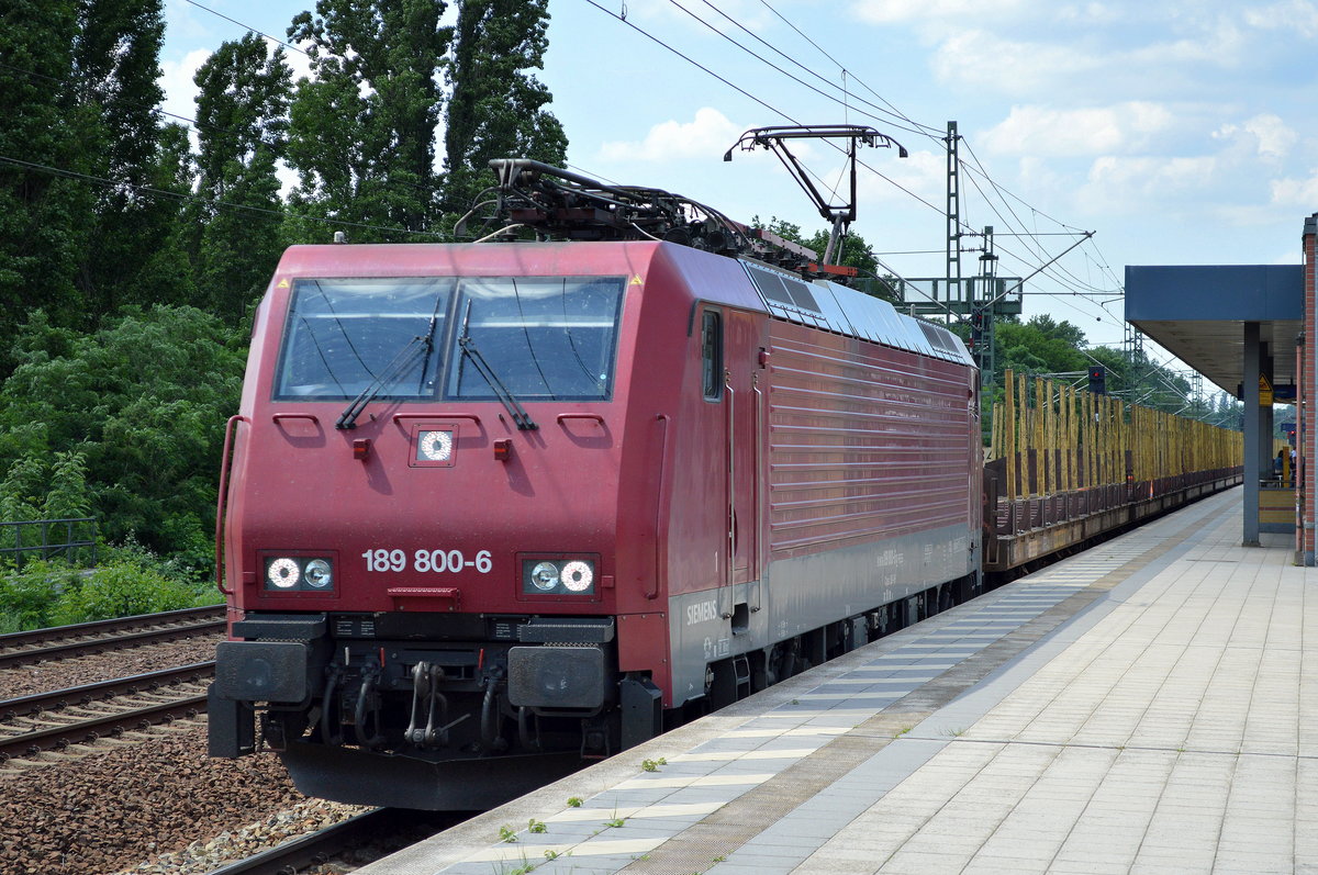 PRESS 189 800-6 mit Ganzzug Rungenwagen für den Stammholztransport (leer) am 03.06.16 Berlin Jungfernheide Richtung Nordosten. 