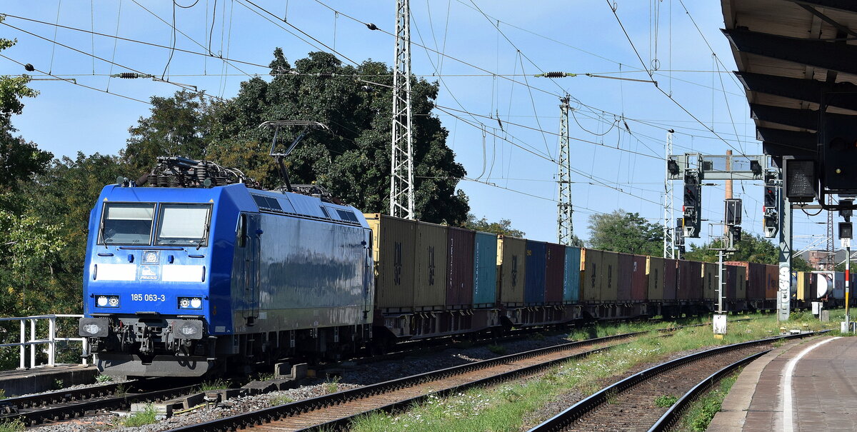 PRESS - Eisenbahn-Bau- and Betriebsgesellschaft Pressnitztalbahn mbH, Jöhstadt [D] für METRANS mit ihrer  185 063-3  [NVR-Nummer: 91 85 4482 033-8 CH-PRESS] und einem Containerzug am 11.08.25 Höhe Bahnhof Magdeburg-Neustadt.