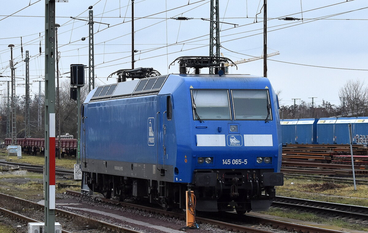 PRESS - Eisenbahn-Bau- and Betriebsgesellschaft Pressnitztalbahn mbH, Jöhstadt [D]  145 065-5  [NVR-Nummer: 91 80 6145 098-0 D-PRESS] am 10.12.25 am Bahnhof Stendal Hbf. abgestellt.