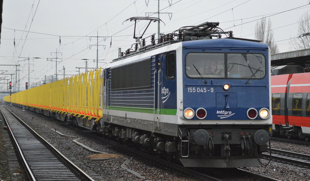 PRESS/IntEgro 155 045-9 (155 238-9) mit einem Leerzug Drehgestell-Rungenwagen vom Typ Snps für den Transport von Holzstämmen angemietet für die Fa. Mercer Holz (Mercer International Group) am 06.12.16 Durchfahrt Bf. Flughafen Berlin-Schönefeld.