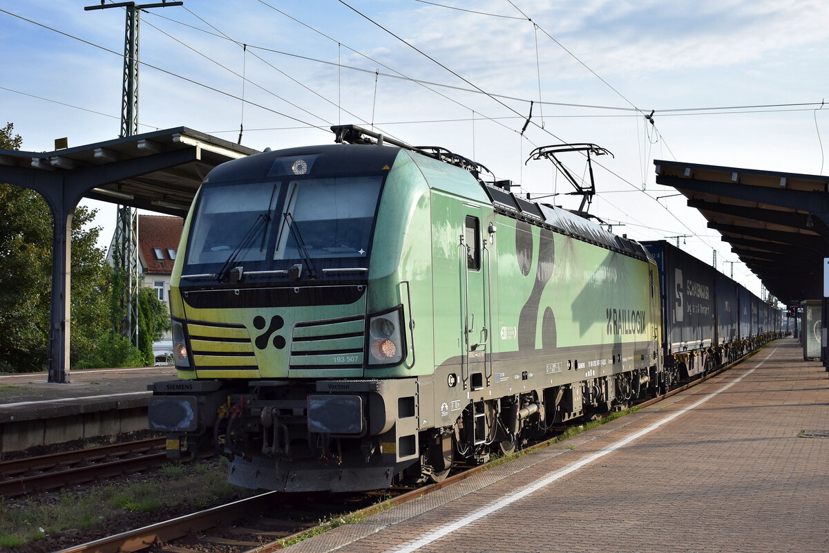 Rail Force One B.V., Rotterdam [NL] mit der geleasten ELL Vectron  193 507  [NVR-Nummer: 91 80 6193 507-1 D-ELOC] und einem Containerzug am 07.08.25 Durchfahrt Bahnhof Magdeburg-Neustadt.
