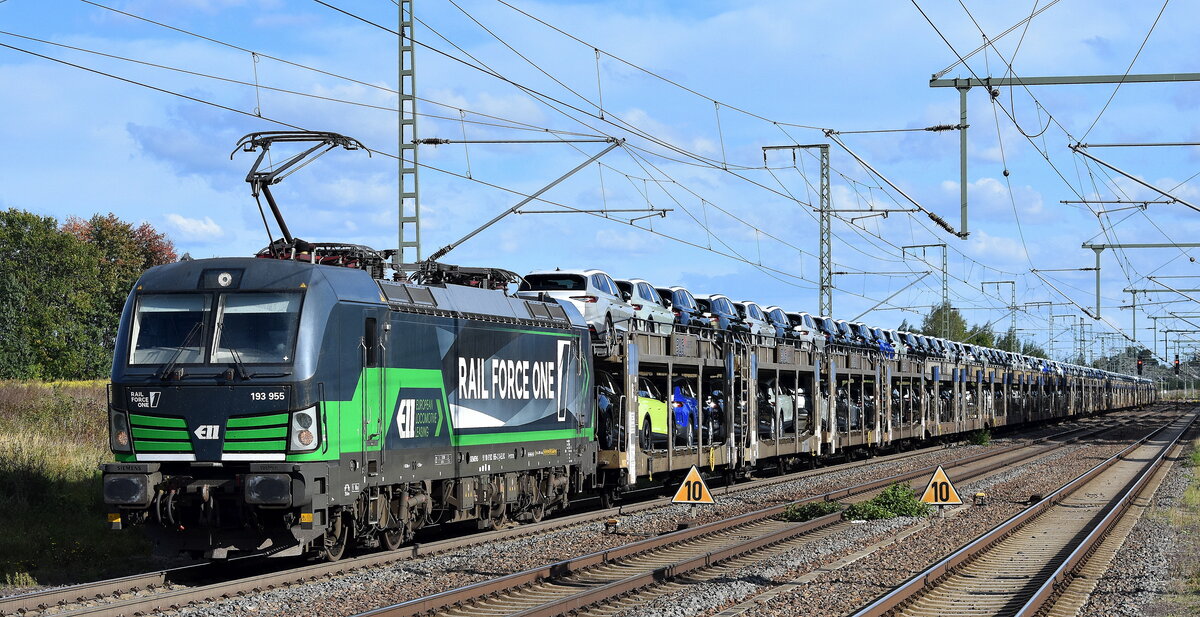 Rail Force One B.V., Rotterdam [NL] mit der geleasten ELL Vectron  193 955  [NVR-Nummer: 91 80 6193 955-2 D-ELOC] und einem PKW-Transportzug am 24.09.25 Höhe Bahnhof Rodleben.