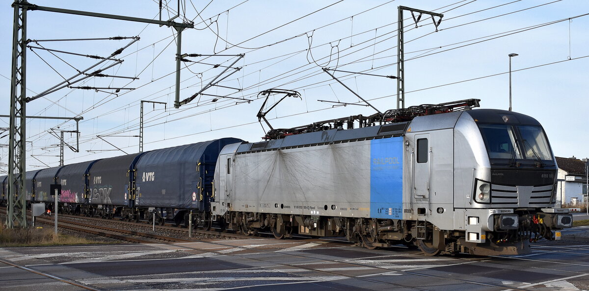 Rail Force One B.V., Rotterdam [NL] mit der geleasten Railpool Vectron  6193 185  [NVR-Nummer: 91 80 6193 185-6 D-Rpool] und einem Coilzug am 18.12.25 Höhe Bahnübergang Bahnhof Rodleben.