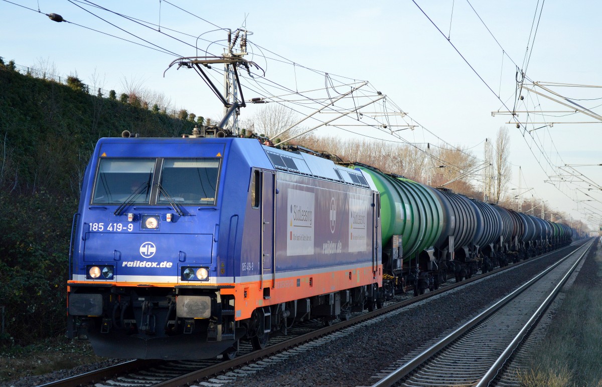 Raildox 185 419-9 mit Kesselwagenzug (Benzin) am 10.12.15 Berlin-Hohenschönhausen.