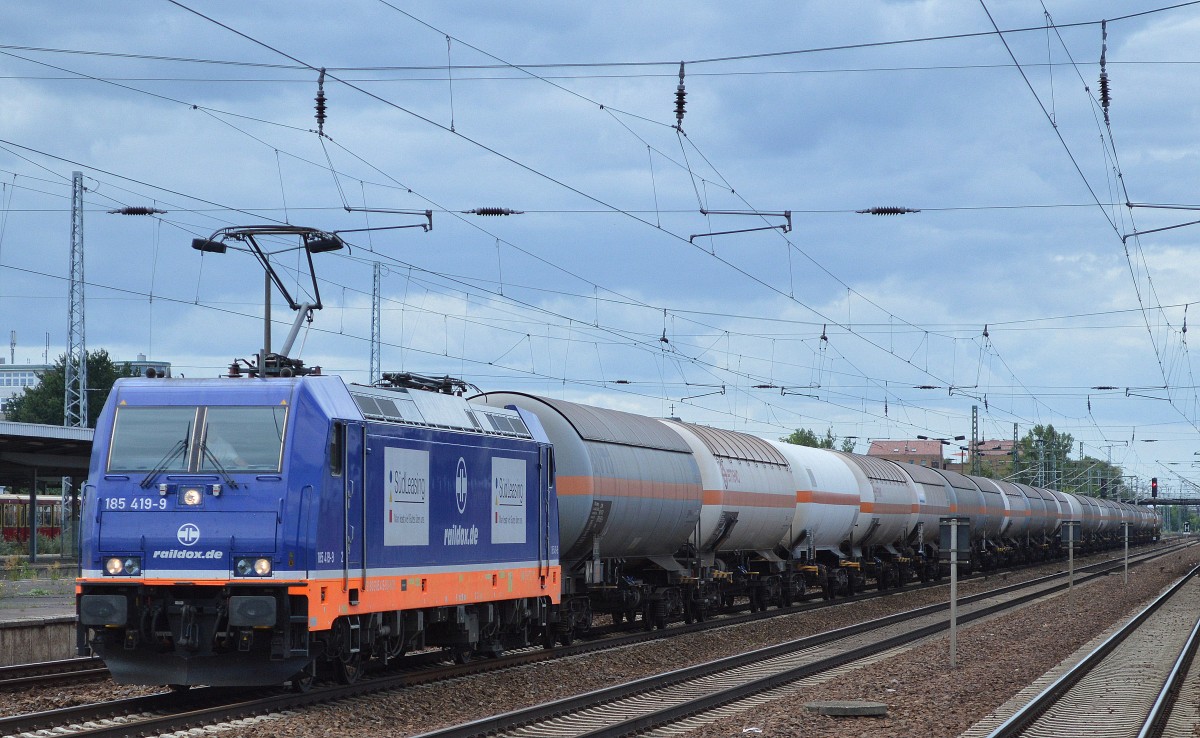 Raildox 185 419-9(NVR-Number: 91 80 6185 419-9 D-RDX, Bombardier Bj.2014) mit Ganzzug Gasdruckkesselwagen f�r das skw PIESTERITZ (Ammoniak-Transport) am 31.07.15 Bhf. Flughafen Berlin-Sch�nefeld.