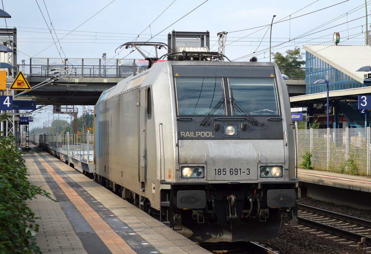 Railpool Lok 185 691-3 für? mit Leerzug Nutzfahrzeug-Transportwagen am 27.09.17 Durchfahrt BF. Berlin-Hohenschönhausen.