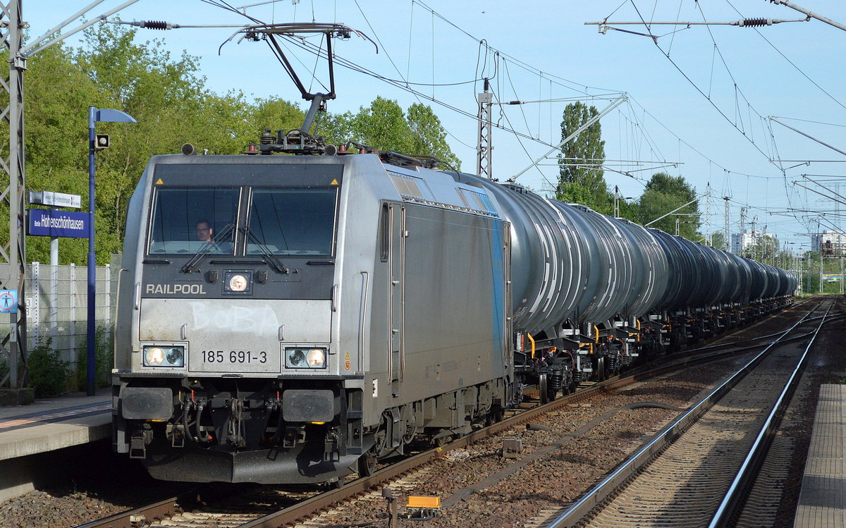 Railpool-Lok 185 691-3 für? mit Kesselwagenzug (leer) Richtung Stendell am 21.06.17 Bf. Berlin-Hohenschönhausen. 
