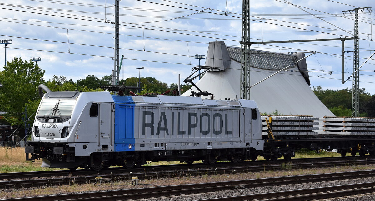 Railpool Lokl  187 300-9  [NVR-Nummer: 91 80 6187 300-9 D-Rpool], aktueller Mieter unbekannt, Lokomotion wohl eher nicht? mit einem Ganzzug Oberbaustoffwagen mit Betongleisschwellen pausierte zum Personalwechsel am 10.07.25 Höhe Bahnhof Magdeburg Hbf.