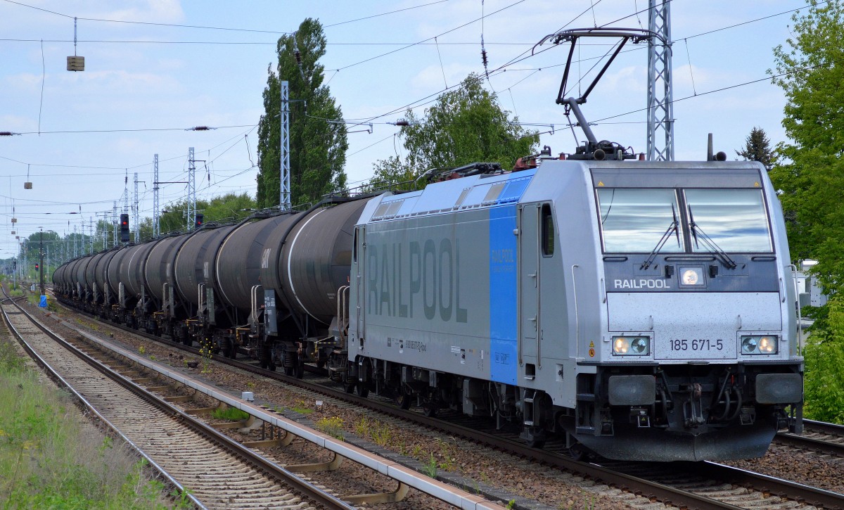Railpool Mietlok 185 671-5 (91 80 6185 671-5 D-Rpool, Bombardier Bj.2009) für HSL mit Kesselwagenzug am 22.05.15 Berlin-Karow.