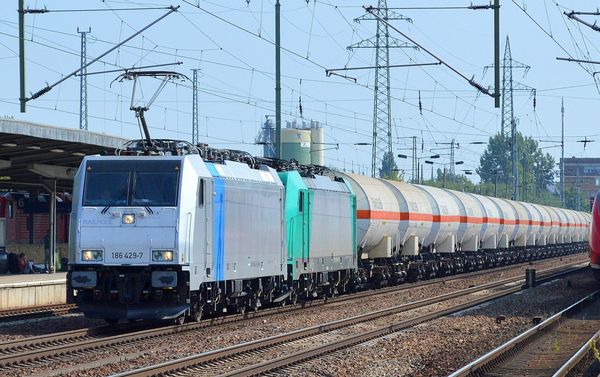 Railpool Mietlok 186 429-7 (91 80 6186 429-7 D-Rpool, Bombardier Bj.2015) mit 186 135-0 am Haken für Transchem Sp. z o.o. mit firmeneigenen Gasdruckkesselwagen am 04.08.15 Bhf. Flughafen Berlin-Schönefeld. 