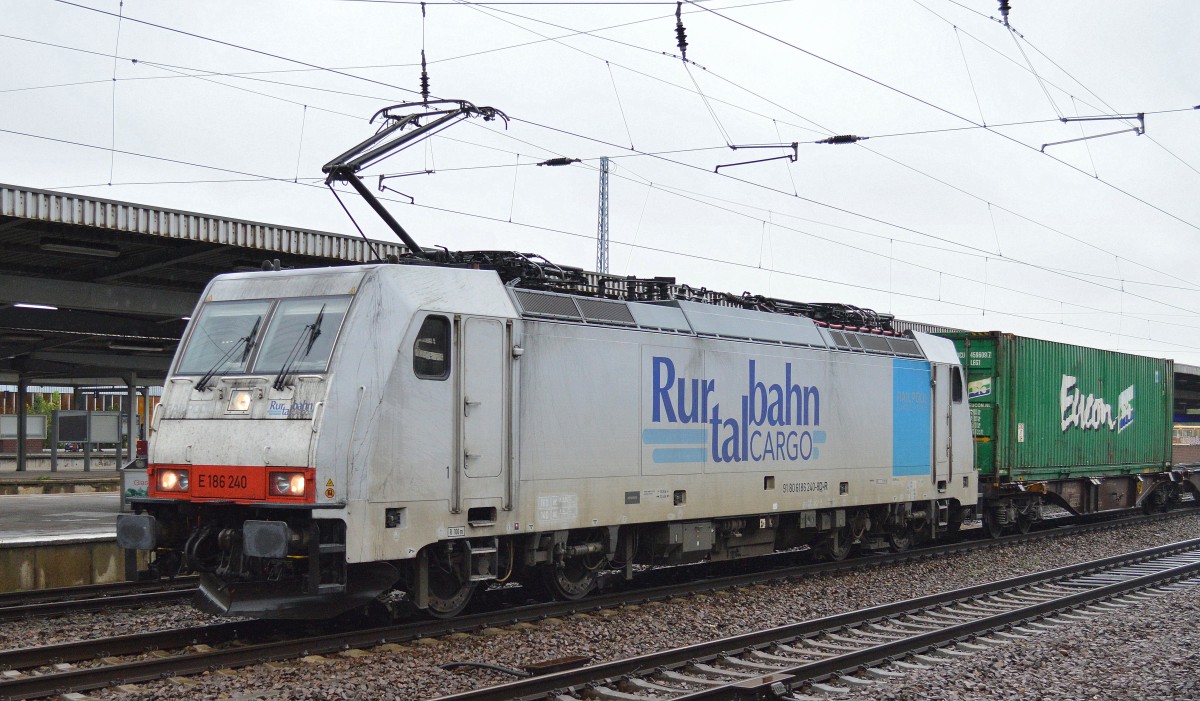 Railpool Mietlok E 186 240 der RTB Cargo mit Containerzug am 22.10.14 Durchrchfahrt Bhf. Flughafen Berlin-Schönefeld.