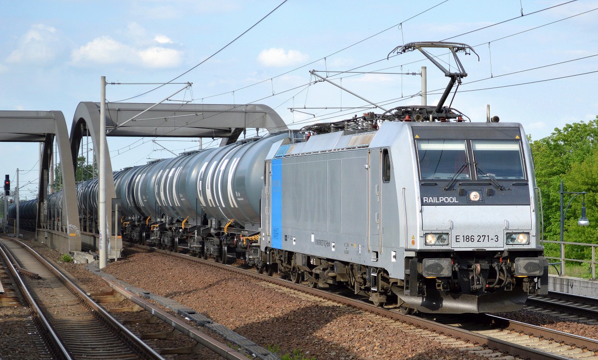 Railpool Mietlok E 186 271-3 für HSL-Logistik mit Kesselwagenzug am 21.05.15 Berlin-Pankow Richtung Innenstadt.