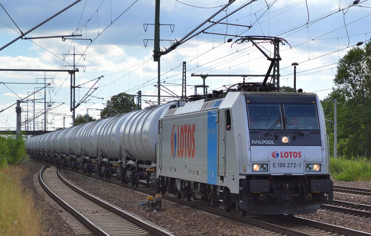 Railpool Mietlok E 186 272-1 [NVR-Number: 91 80 6186 272-1 D-Rpool, Bombardier Bj.20101] der polnischen Fa. Lotos S.A. mit einem Kesselwagenzug (Styrol) am 19.07.16 Bf. Flughafen Berlin-Schönefeld. 
