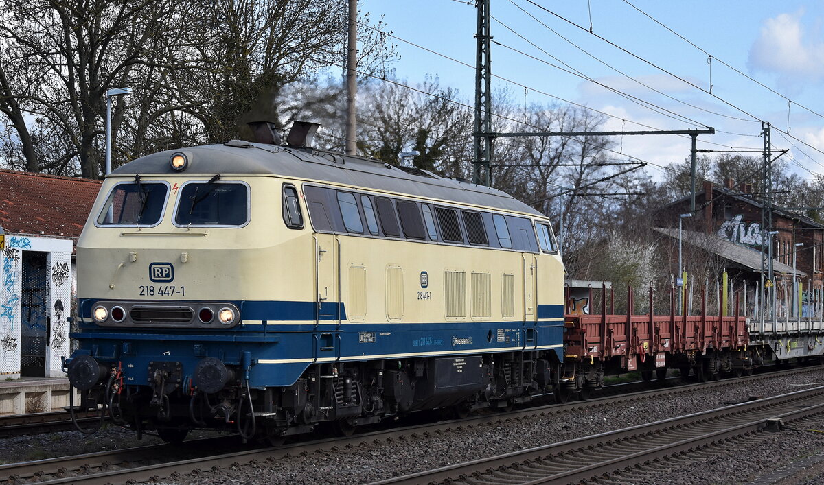 Railsystems RP GmbH, Gotha mit ihrer  218 447-1  (NVR:  92 80 1218 447-1 D-RPRS ) und einigen Schutzwagen der Fa. RailAdventure GmbH Richtung Braunschweig zur Übergabe am Firmenstandort am 01.04.25 Höhe Bahnhof Niederndodeleben. Viele Grüße an den Tf. !!!!