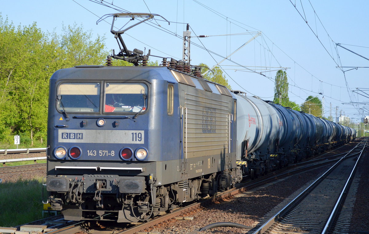 RBH 119/143 571-8 mit Kesselwagenzug (leer) Richtung Stendell am 11.05.17 Durchfahrt Bf. Berlin-Hohenschönhausen.