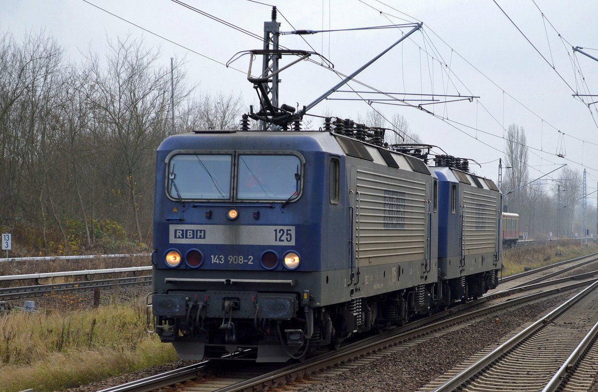 RBH 125/143 908-2 mit RBH 131/143 305-1 am Haken am 01.12.17 Berlin-Hohenschönhausen. 