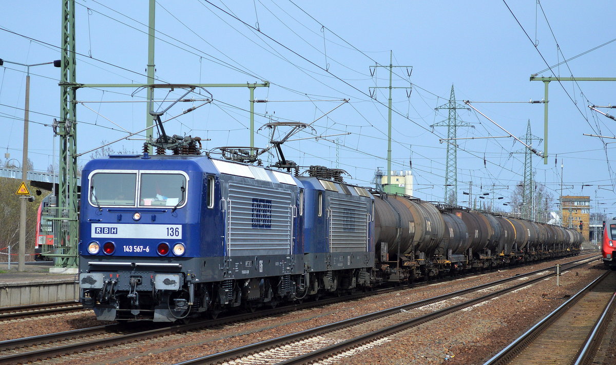 RBH 136/143 567-6 + RBH 133/143 352-3 mit Kesselwagenzug am 03.04.16 Bhf. Flughafen Berlin-Schönefeld.
