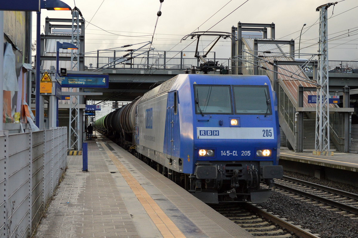 RBH 145-CL 205 (145 101-2) mit Kesselwagenzug am 01.03.17 Bf. Berlin-Hohenschönhausen.