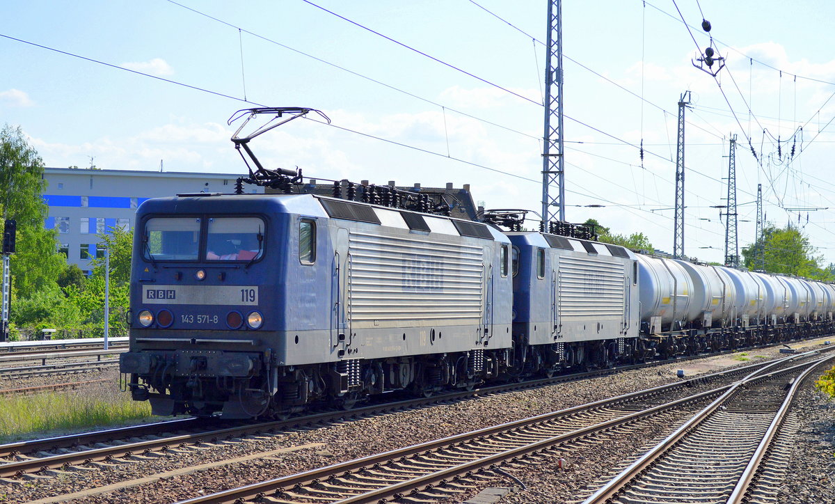 RBH Doppeltraktion 119/143 571-8 +107/143 063-6 mit polnischem Kesselwagenzug (Styrol) am 13.05.16 Bf. Berlin-Lichtenberg.