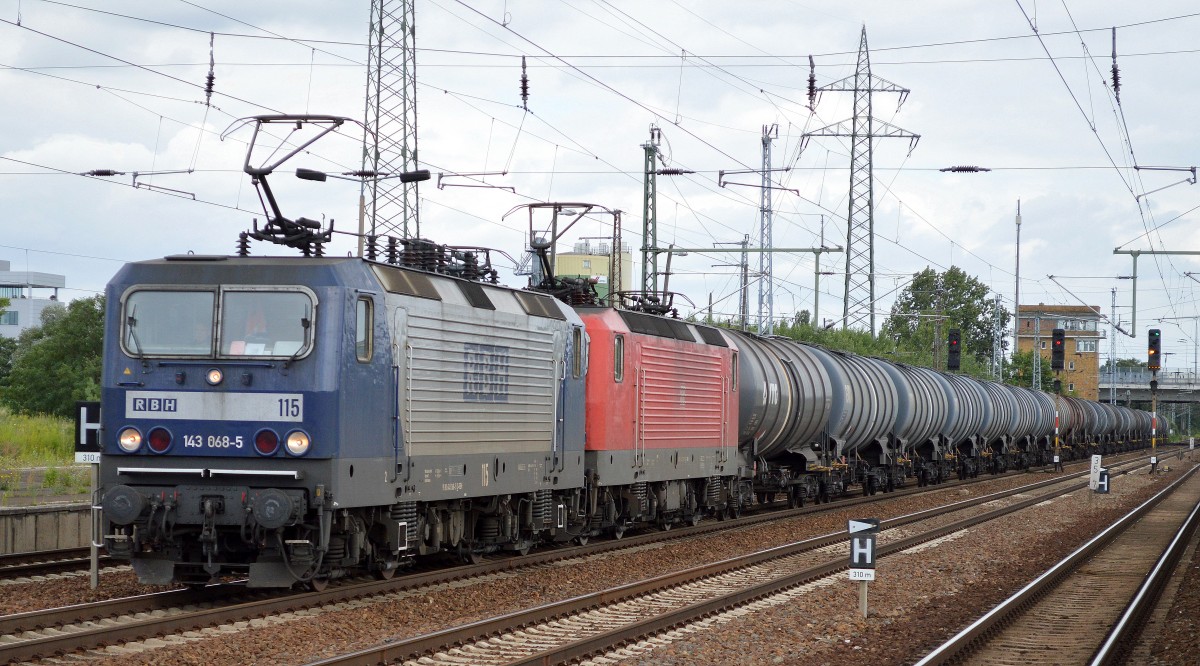 RBH Doppeltraktion mit RBH 115/143 068-5 + RBH 136/143 567-3 mit Kesselwagenzuga am 30.07.15 Bhf. Flughafen Berlin-Sch�nefeld.