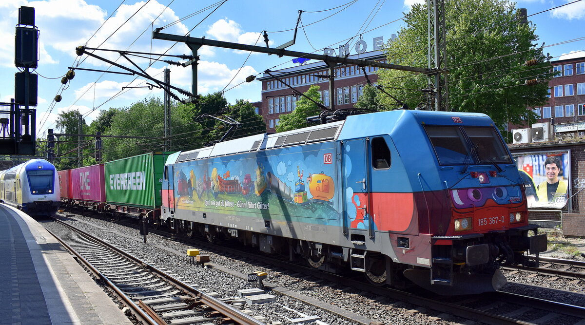 RBH Logistics GmbH, Gladbeck [D] mit der gemieteten  185 367-0  [NVR-Nummer: 91 80 6185 367-0 D-DB] und einem Containerzug Richtung Hamburger Hafen am 20.05.25 Höhe Bahnhof Hamburg-Harburg.